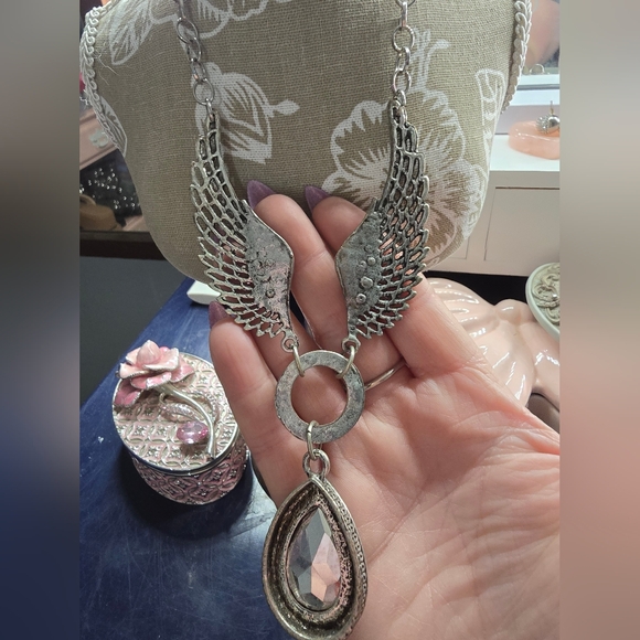 Wing Necklace - Picture 4 of 4